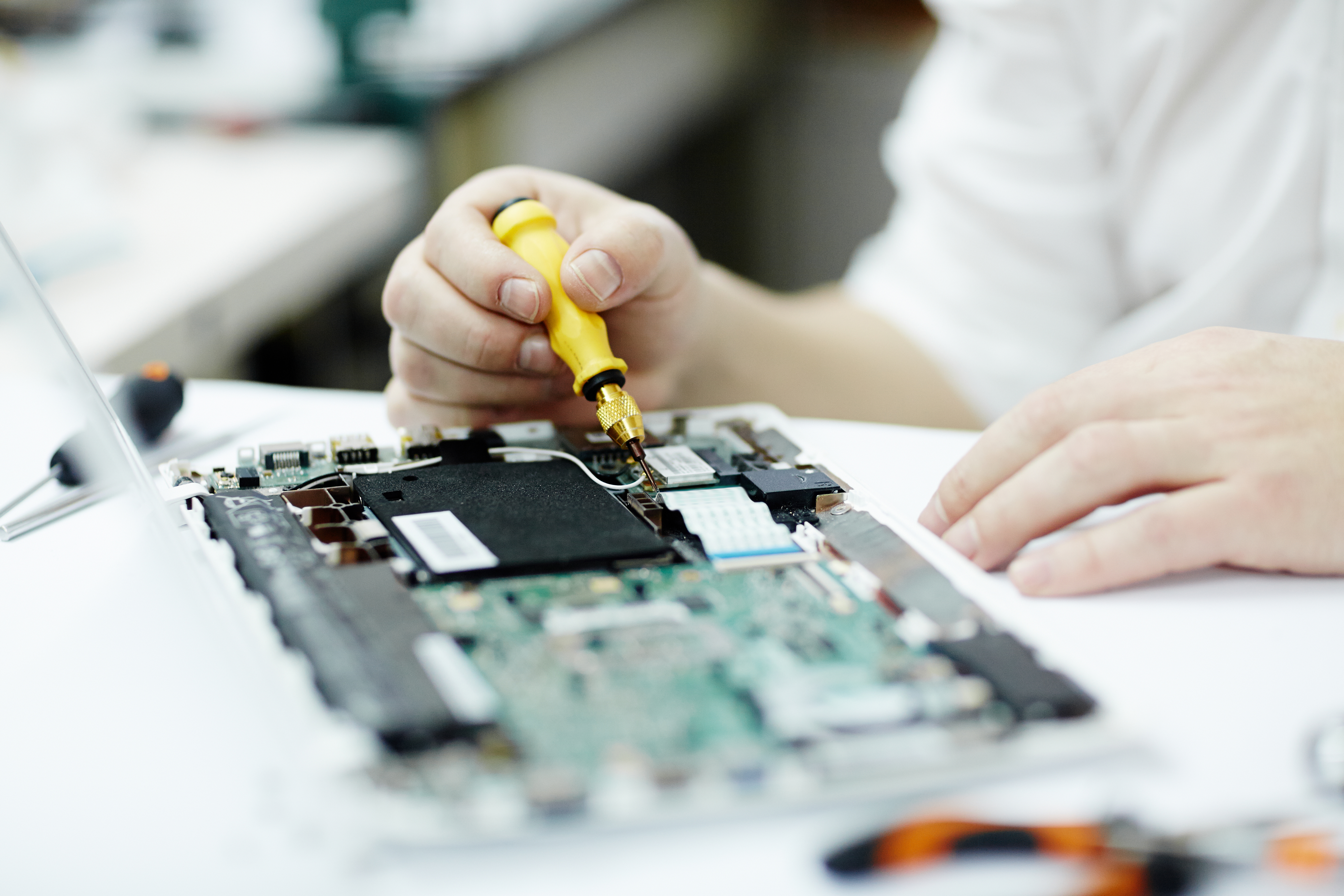 Réparation d'ordinateur fixe et portable à l'atelier PC&Co de Quévert, près de Dinan